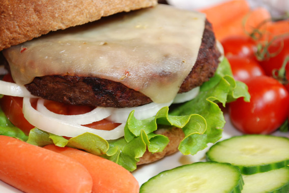 <p>La dieta mediterránea indica que la carne procesada se consuma, como mucho, una vez por semana. / <a href="https://www.flickr.com/photos/behind-the-lense/3274927417/" target="_blank">Victoria Henderson</a>.</p>