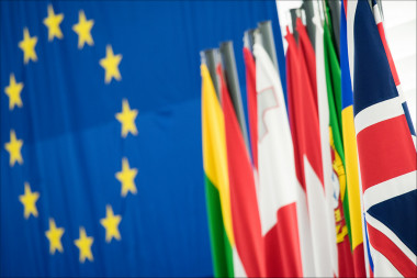 <p>Esta imagen pasará a la historia: la bandera británica junto a las de los países de la Unión Europea / <a href="https://www.flickr.com/photos/european_parliament/24163058974/" target="_blank">Parlamento Europeo</a>.</p>