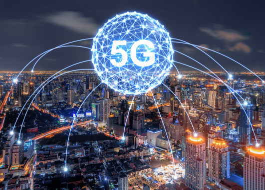 <p>La 5G está diseñada para comunicar con extrema fiabilidad e inmediatez a máquinas, robots, vehículos, drones, sensores, y cualquier dispositivo electrónico. / Adobe Stock</p>