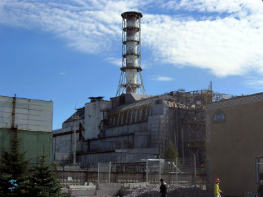 <p>Estructura de hormigón denominada “sarcófago”, diseñada para contener el material radiactivo del núcleo del reactor de Chernóbil. / <a href="https://en.wikipedia.org/wiki/Chernobyl_disaster#/media/File:Chernobylreactor_1.jpg" target="_blank">Carl Montgomery</a>.</p>