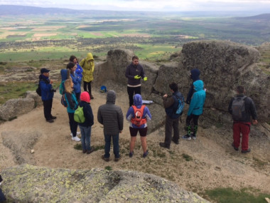 <p>Uno de los monitores del Geología con los participantes de su excursión. / Geolodía18</p>