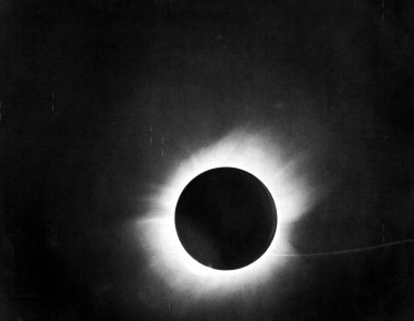 <p>Imagen del eclipse de 1919 tomada por Dyson, Eddington y Davidson. <a href="https://es.m.wikipedia.org/wiki/Archivo:1919_eclipse_positive.jpg" target="_blank">Wikimedia Commons </a></p>