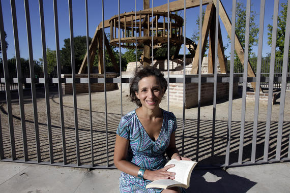 <p>Montserrat Villar en El Retiro, donde se conserva la noria de la antigua fábrica de porcelana creada en 1759 bajo el patrocinio de Carlos III. Imagen: Olmo Calvo | SINC</p>