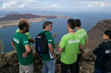 <p>Desde el risco de Famara, Jesús Martínez Frías explica a los astronautas cómo se formó la isla. / <a href="https://www.flickr.com/photos/europeanastronauttraining/30255466370/sizes/l" target="_blank">ESA-L.Ricci.</a></p>