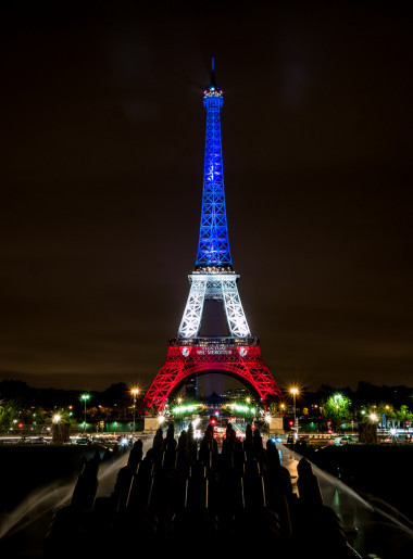 <p>La Torre Eiffel, iluminada el pasado 17 de noviembre. / <a href="https://www.flickr.com/photos/la_bretagne_a_paris/23050364306/in/photolist-B7T9ff-AtAEFK-A8ebMf-A7wFBR-qJa1jw-qLpxrC-A8Cw7a-B8cgEz-pPGfQZ-BbzQnr-A7t8kx-AtZhUT-B61aPb-B2XpCw-Ayw6Tt-AcK7ud-Aab3BS-AaiZJv-Bbb1vv-AaaV3U-AaiJGr-BaAqa6-B3akSm-A8e8Nj-AwdfDF-A8z54V-B9Ma5v-AtAFTK-A8yq8e-AdhyRP-B5sQLM-B7T3Lj-BbaZLz-B88krb-A8joqq-B8zpdY-AwBYu9-BabDit-B3y6nd-AaSSze-AtNj61-AtNx1t-AaSTLH-B33FxC-AcTex4-AtZZme-Ayw7DB-AvNHFf-AtMyJS-B7LwPr" target="_self">Yann Caradec</a>. </p>