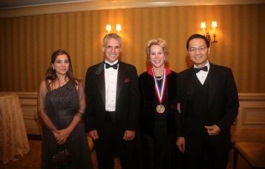 <p>Frances Arnold y Miguel Alcalde (en el centro) junto a otros dos invitados a la ceremonia en la que Arnold recibió la Medalla Nacional de Tecnología en Washington (EEUU) en 2013. / M. Alcalde</p>