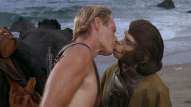<p>La memorable escena del beso entre la doctora Zira y el Coronel George Taylor de la película de 1968. / 20th Century Fox</p>