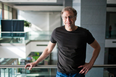 <p>El autor del libro, Leonard Mlodinow, en 2012. Imagen: Wikipedia</p>