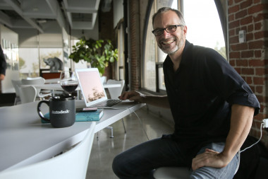 <p><a href="http://andrewhessel.com/?page_id=34" target="_blank">Andrew Hessel</a>, el científico de esta imagen, quiere crear oncovirus en nanoimpresoras 3D para acabar con el cáncer. </p>