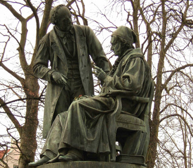 <p>Monumento a Gaus y Weber en Gotinga. / <a href="http://commons.wikimedia.org/wiki/File:G%C3%B6ttingen-Gau%C3%9F-Weber-Monument.02.JPG" target="_blank">Wikipedia</a></p>
