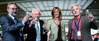<p>De izquierda a derecha: Manuel Vázquez, el Nobel alemán Peter Grünberg, la ministra de Ciencia e Innovación Critina Garmendia, y el Nobel francés Albert Fert, durante el brindis de la sesión especial dedicada a los dos premios Nóbel durante Intermag’08. <a href="http://plataformasinc.es/index.php/esl/Galeria-multimedia/Imagenes/La-magnetorresistencia-gigante-esta-presente-en-todos-los-sistemas-de-grabacion-actuales" target="_self">Foto: INTERMAG.</a></p>