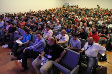 <p>Sala Mitxelena en la Bizkaia Aretoa (Nuevo Paraninfo de la UPV/EHU), durante el encuentro de blogueros de ciencia en Bilbao. Imagen: <a href="http://www.flickr.com/photos/wicho/" target="_blank">wicho</a></p>