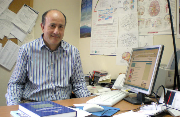 <p>Fernando Cuetos, en su despacho de la Universidad de Oviedo. <a href="http://www.plataformasinc.es/index.php/esl/Galeria-multimedia/Imagenes/Alzheimer-el-sintoma-es-la-palabra" target="_self">Fotografía</a>: FICYT.</p>