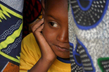 <p>Una niña en la ciudad de Kidira, al este de Senegal. Este país prohibió la mutilación genital femenina en 1999 / EFE/ Pierre </p>