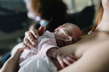 <p>En los niños prematuros la lactancia natural reduce el riesgo de infecciones. / Elena de la Varga, Servicio de Neonatología H. La Paz</p>