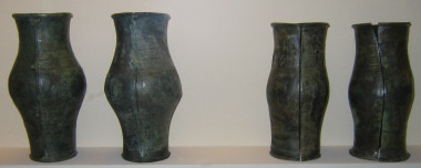 <p>Antiguos brazaletes de azabache. Foto: Flominator</p>