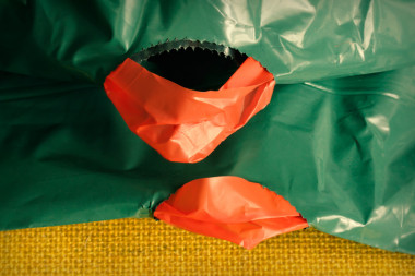 
<!-- START: including template: extension/sinc/design/ezwebin/templates/content/datatype/view/ezxmltags/paragraph.tpl (design:content/datatype/view/ezxmltags/paragraph.tpl) -->
<p>Las bolsas de plástico tardan una media de 400 años en descomponerse. Imagen: Zeitengewimmel.</p>
<!-- STOP: including template: extension/sinc/design/ezwebin/templates/content/datatype/view/ezxmltags/paragraph.tpl (design:content/datatype/view/ezxmltags/paragraph.tpl) -->

