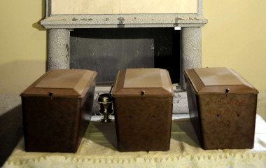 <p>Las tres urnas que se guardan ahora detrás del monumento funerario dedicado a Cervantes en el convento de las Trinitarias, donde se supone que se encuentran los restos del escritor, su mujer y una quincena de personas. / Ayuntamiento de Madrid</p>