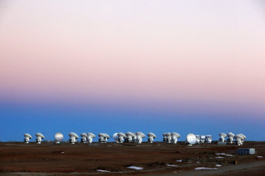 <p>Las antenas de ALMA son las más precisas jamás construidas. Pese a los fuertes vientos y temperaturas fluctuantes del desierto y de la altura, pueden mantener formas parabólicas perfectas con una precisión equivalente a tan solo una fracción del espesor de un cabello humano. Crédito: ALMA (ESO/NAOJ/NRAO), C. Padilla</p>