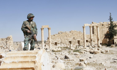 <p>Un soldado sirio se sitúa frente a las ruinas de la ciudad antigua de Palmira en Homs, Siria, uno de los centros culturales más importantes del mundo que se encuentran en la lista de Patrimonio Mundial de la UNESCO. / EFE/EPA/YOUSSEF BADAWI </p>