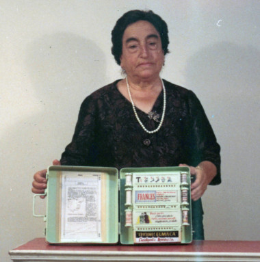 <p>Ángela Ruiz Robles con su Enciclopedia Mecánica. Imagen: <a href="http://commons.wikimedia.org/wiki/File:ARR_libro.jpg" target="_blank">Wikipedia</a></p>
