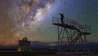 <p>En Cerro Paranal las estrellas parecen estar al alcance de su mano. / ESO/B. Tafreshi (twanight.org)</p>
