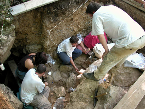 <p>Trabajos en la Cueva de La Güelga, en Onís.</p>