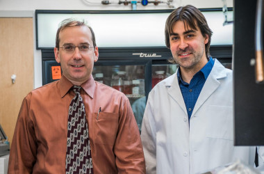 <p>El catalán Joan Montero, a la derecha, con Anthony Letai durante su estancia en el Dana-Farber Cancer Institute. / Sam Ogden</p>