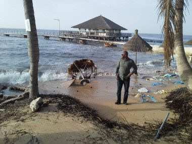 <p>Cada año, el mar avanza varios metros sobre la superficie de la playa y arrastra incluso las palmeras. / Abou Bamba (UNEP)</p>
