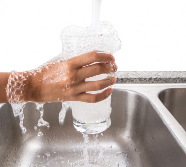 <p>En cada localidad española, el agua de consumo humano pasa controles con una frecuencia que puede ser diaria. / Fotolia </p>