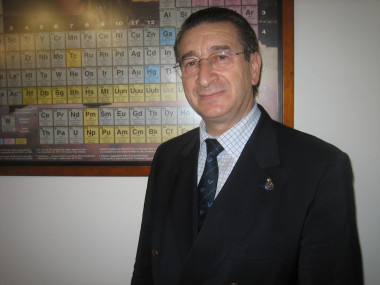 <p>Pascual Román, junto a la tabla periódica.</p>