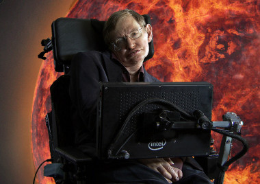 <p>Stephen Hawking en su silla con sistema de comunicación de Intel. / Lpw</p>