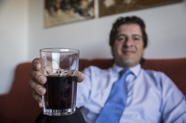<p>Saturnino Martínez consume al día ocho litros de refrescos de cola en botellas de dos litros. / Olmo Calvo / Sinc</p>