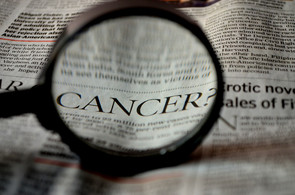periódico con la palabra cáncer