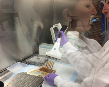 <p>Investigadores del banco público de heces Openbiome (EE UU) procesan las donaciones fecales para enviarlas a hospitales de todo el país como tratamiento de la diarrea recurrente causada por <em>C. difficile</em>. / Openbiome</p>