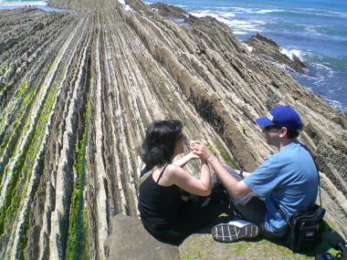 <p>Salva aprecia el flysch de Zumaia con la ayuda de Almudena, su guía-intérprete. / LCH.</p>