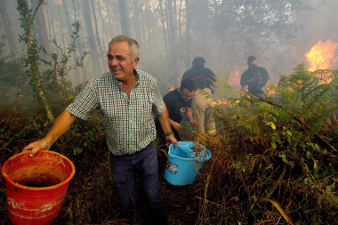 <p>Los habitantes de la zonas arrasadas por el fuego han tratado de ayudar a los bomberos en la extinción. En total, cuatro personas han fallecido en Galicia estos días a causa de los incendios. EFE / Salvador Sas</p>