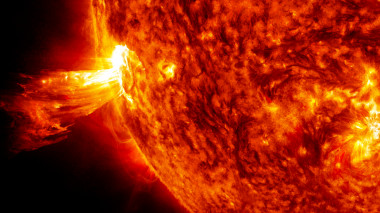 <p>Erupción solar el 20 de junio de 2013. Estas llamaradas pueden enviar miles de millones de toneladas de partículas a toda velocidad a través del espacio y llegar a la Tierra en solo tres días. / NASA.</p>