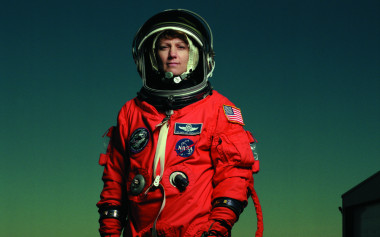 <p>La fotógrana Annie Leibovitz inmortalizó a Eileen Collins, la primera mujer piloto y comandante de un transbordador espacial / <em>Eileen Collins (1999)</em> – Annie Leibovitz. Cortesía de<em> NASA Art Program</em></p>