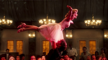 <p>Los actores Patrick Swayze y Jennifer Grey protagonizan el célebre salto al final de la película <em>Dirty Dancing</em>. / Vestron Pictures</p>