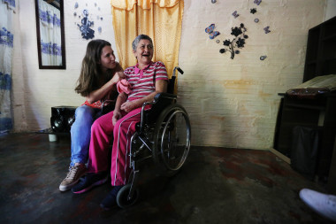 <p>En Medellín, María Nelly, de 62 años, tiene alzhéimer. Su hija Yaned, de 35, ha recibido formación para cuidarla, una silla de ruedas y una cama de hospital para su casa. La familia participa en el estudio de la Universidad de Antioquia que investiga una mutación genética común en la región, causante de la aparición temprana de la enfermedad. Imagen: Steve Russell / Toronto Star / EFE</p>