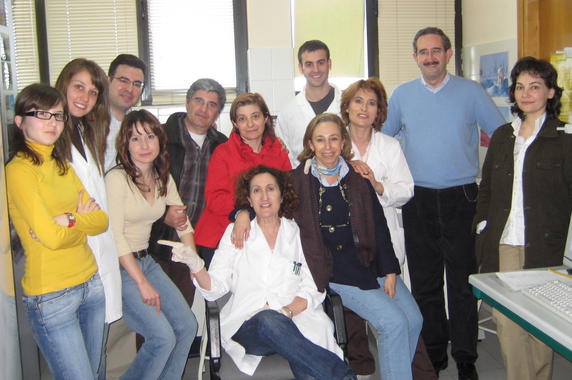 <p>Jorge Luis Arias, segundo por la derecha, junto a los miembros del Grupo de Psicobiología que dirige en la Universidad de Oviedo. / <a href="http://www.plataformasinc.es/index.php/esl/Galeria-multimedia/Imagenes/La-mente-a-la-conquista-del-cerebro" target="_self">Foto cedida por Jorge Luis Arias</a>.</p>