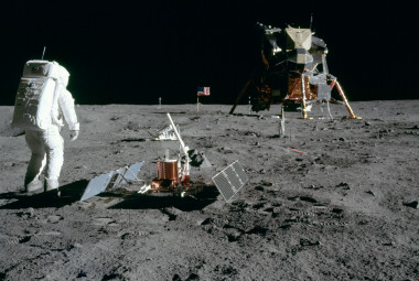 <p>Buzz Aldrin en la Luna, donde llegó a bordo del Apolo 11. / <a href="http://commons.wikimedia.org/wiki/File:Aldrin_Looks_Back_at_Tranquility_Base_-_GPN-2000-001102.jpg" target="_blank">Nasa </a></p>