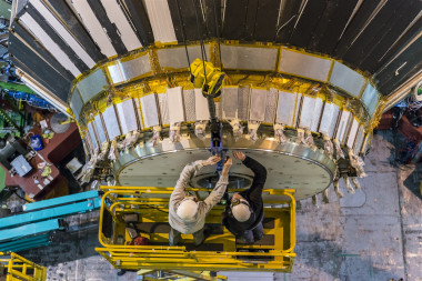 <p>Trabajadores en el experimento CMS. El físico madrileño Ignacio Redondo, responsable de su electrónica, lo compara con una catedral gótica, culminación de los saberes de su época. / CERN</p>