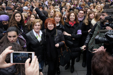 <p>Las periodistas Ana Rosa Quintana, Rosa Villacastín, Gloria Lomana y Chelo García Cortés en la concentración de mujeres periodistas en la madrileña plaza de Callao el 8 de marzo de 2018. / EFE</p>