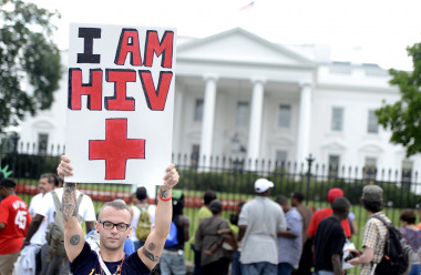 <p>Activistas en una marcha hacia la Casa Blanca durante la 19ª Conferencia Internacional sobre el SIDA en Washington, 2012 / EFE/Shawn Thew</p>