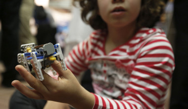 <p>Una niña muestra un robot de Lego en el congreso Humanoids 2014. / SINC</p>