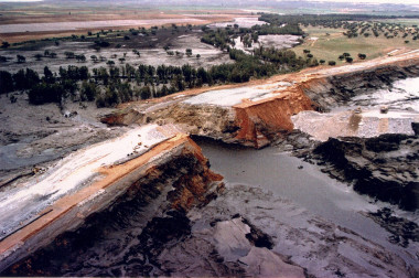 <p> Vista aérea de la rotura de la balsa que provocó el vertido / EFE</p>