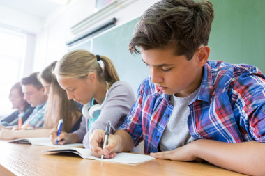 <p>Alumnos y alumnas resolviendo un test. / Adobe Photostock</p>