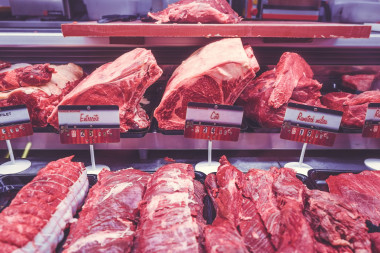 <p>En octubre de 2015 la OMS emitió un comunicado sobre que las carnes procesadas aumentaban el riesgo de cáncer. / <a href="https://pixabay.com/es/photos/carne-carnicero-pantalla-escaparate-1030729/" target="_blank">Pixabay</a></p>